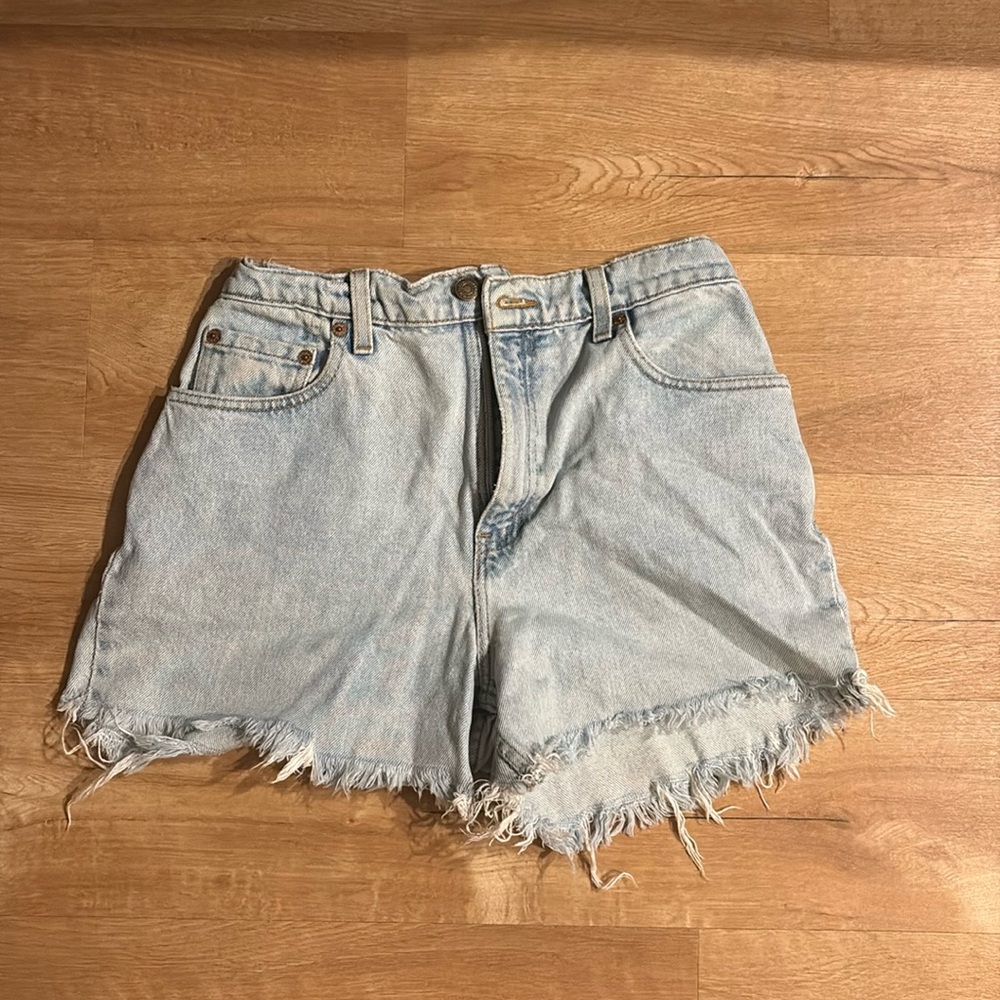 Size 8 cut off Levi denim shorts